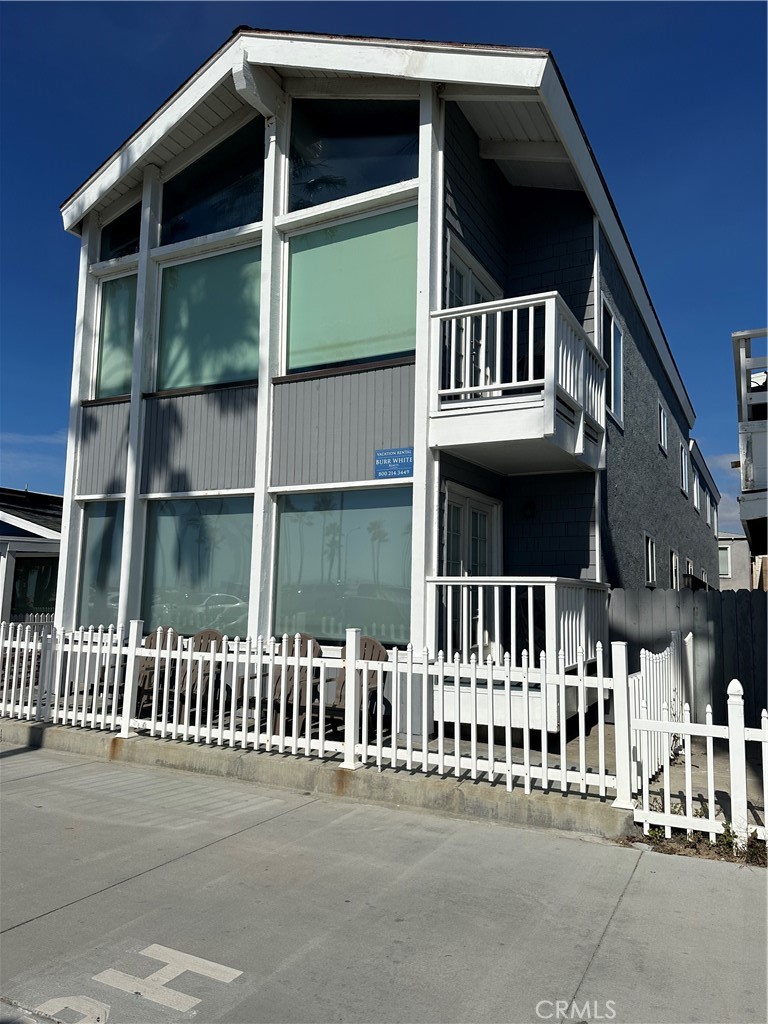 a view of a house with a small yard