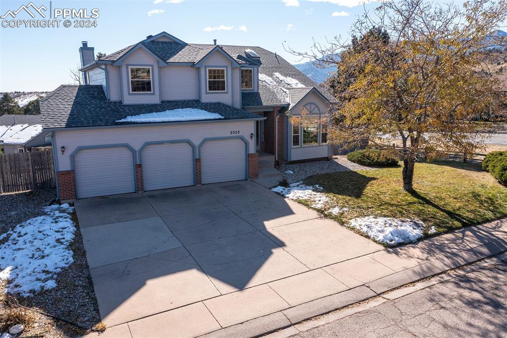 a view of a house with backyard