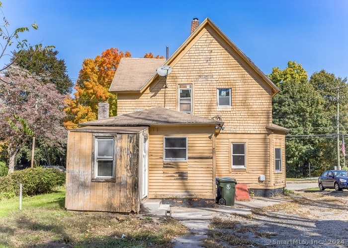 a view of a house with backyard