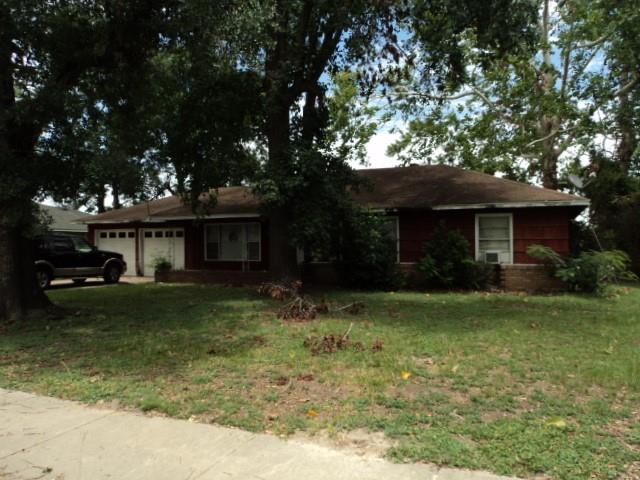 a view of a house with backyard