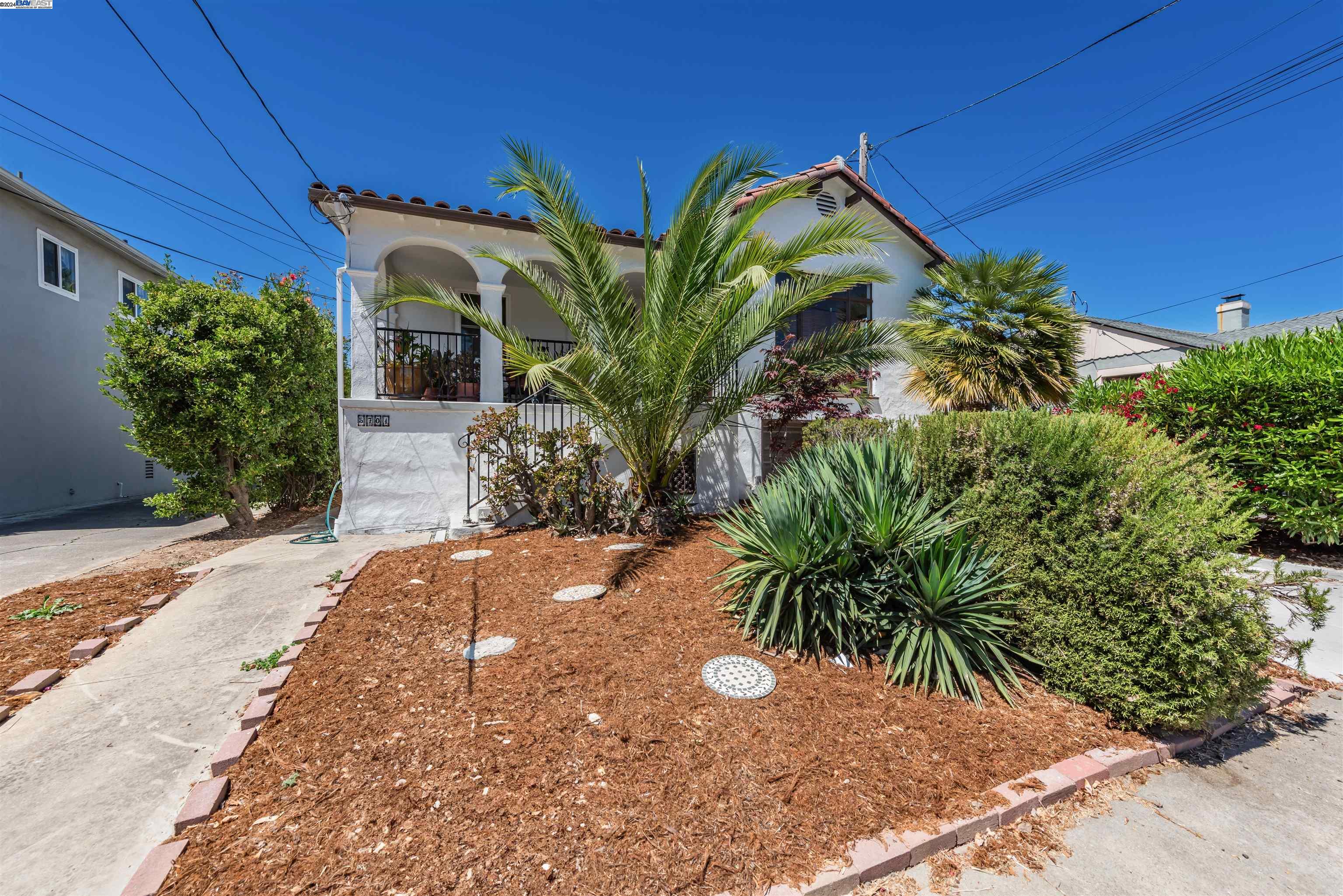 a view of a back yard of the house