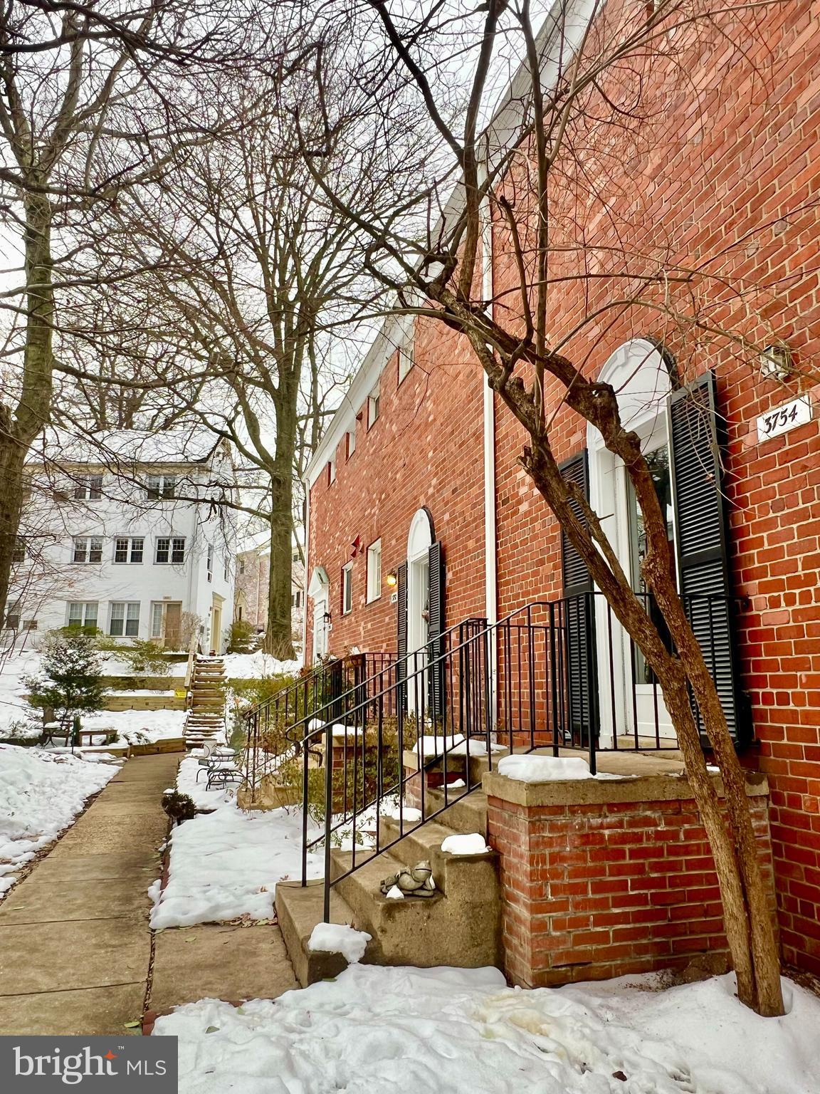 Solid brick townhouse feel unit