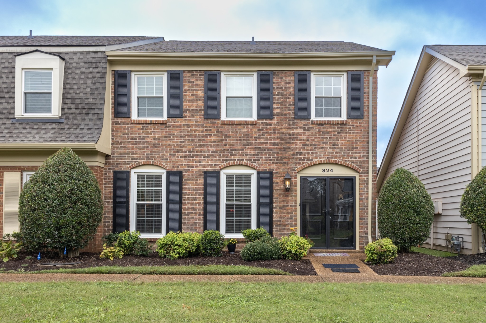 Welcome to your new home ! Located in the much desired area of River Plantation.