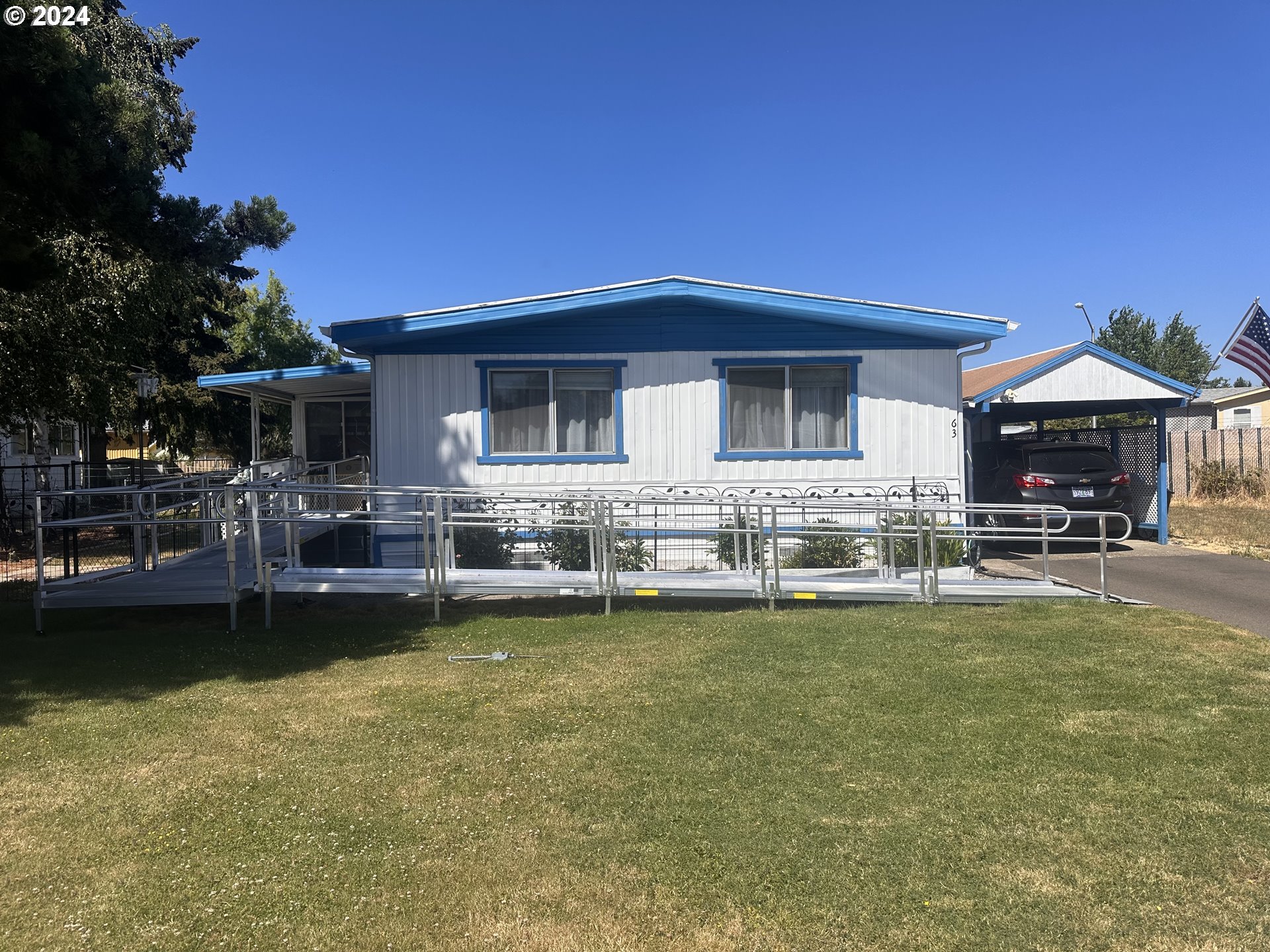 a view of a house with swimming pool and a yard