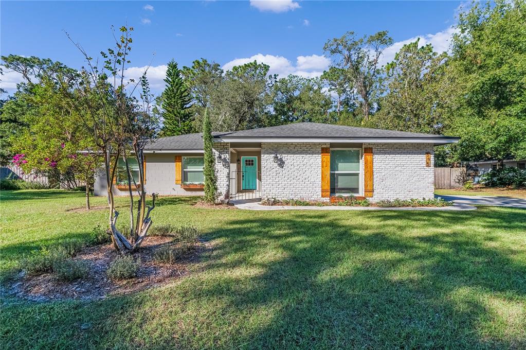 a view of a house with a backyard