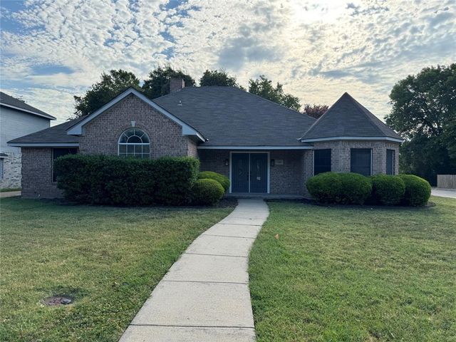 $2,850 | 1300 Estate Lane | DeSoto