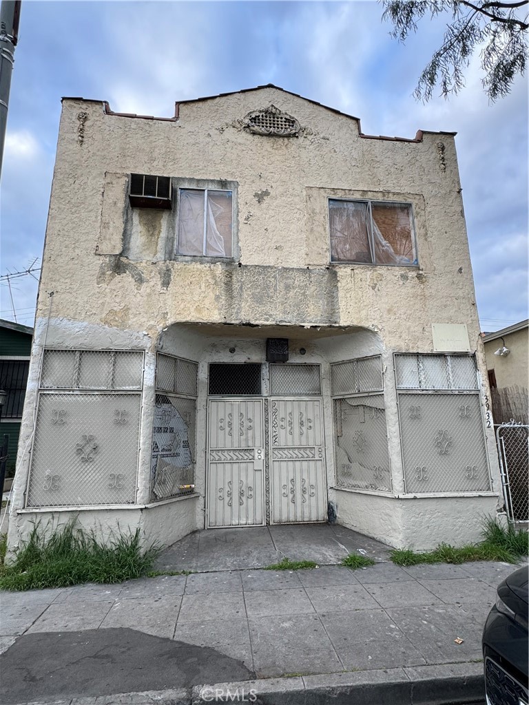 an old building with a outdoor space