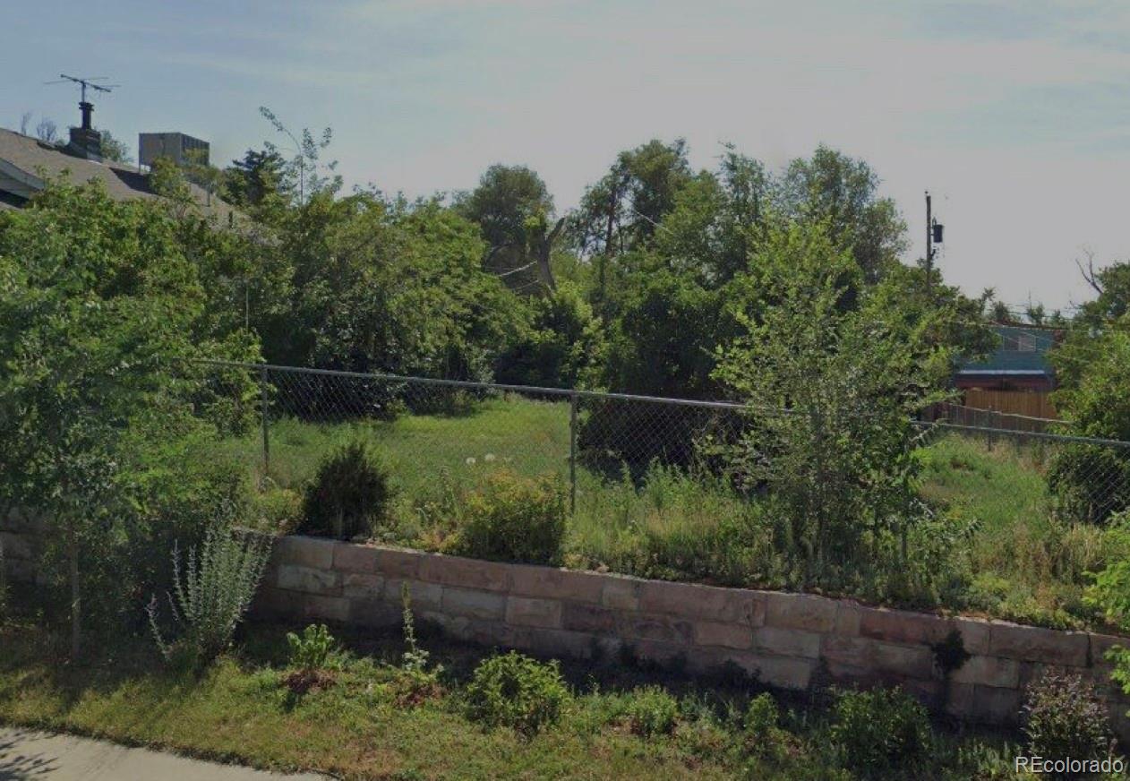 a backyard of a house and lots of green space