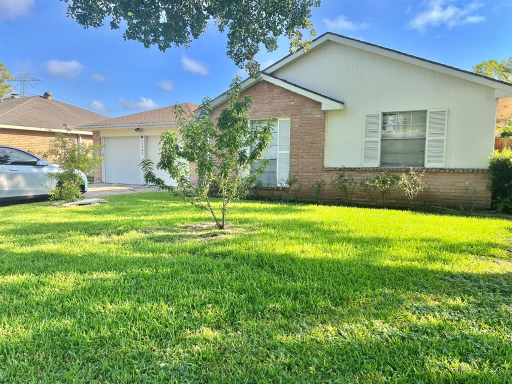 a view of a house with a backyard