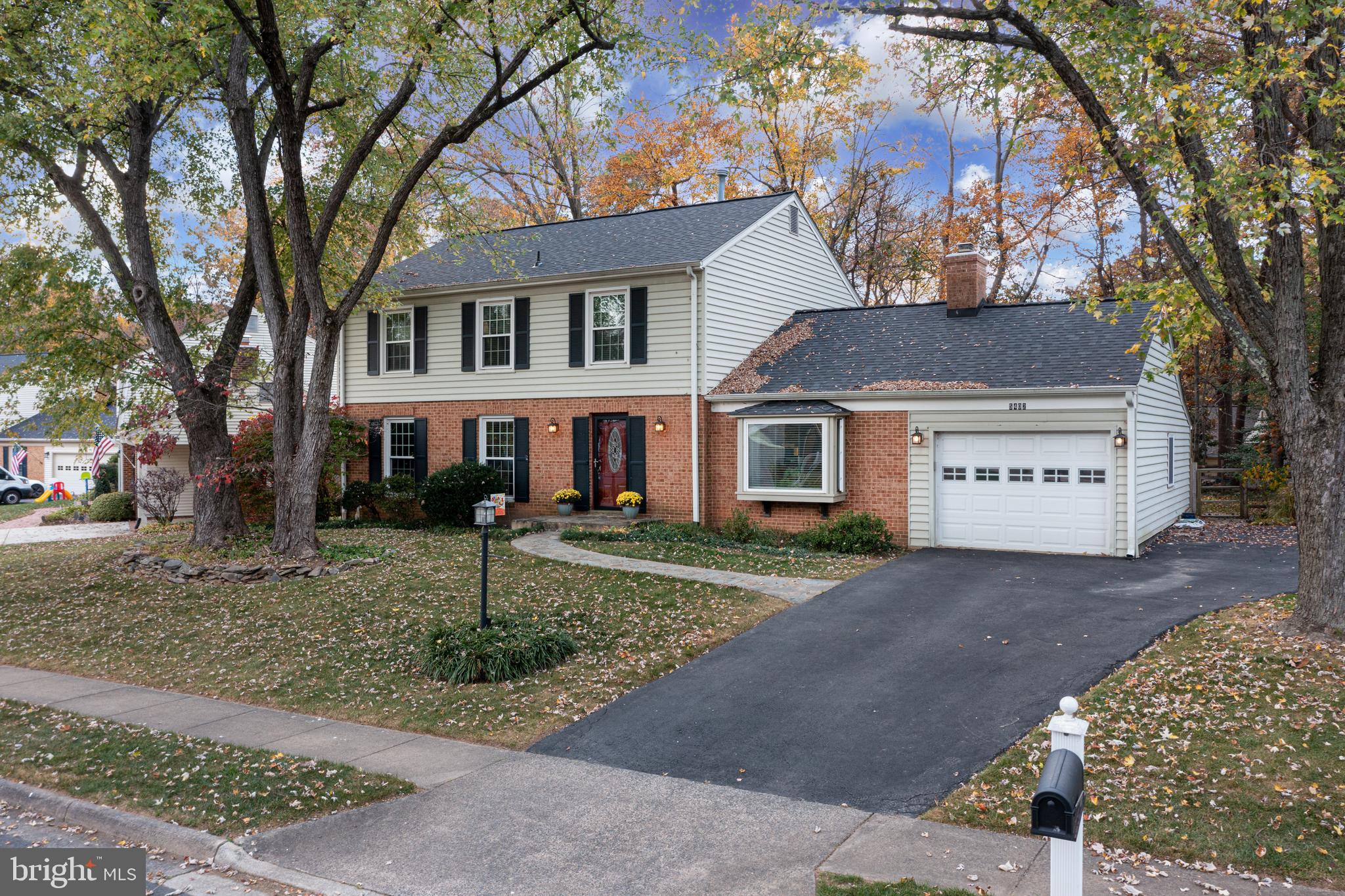 Darling MOVE-IN READY Middleridge home!