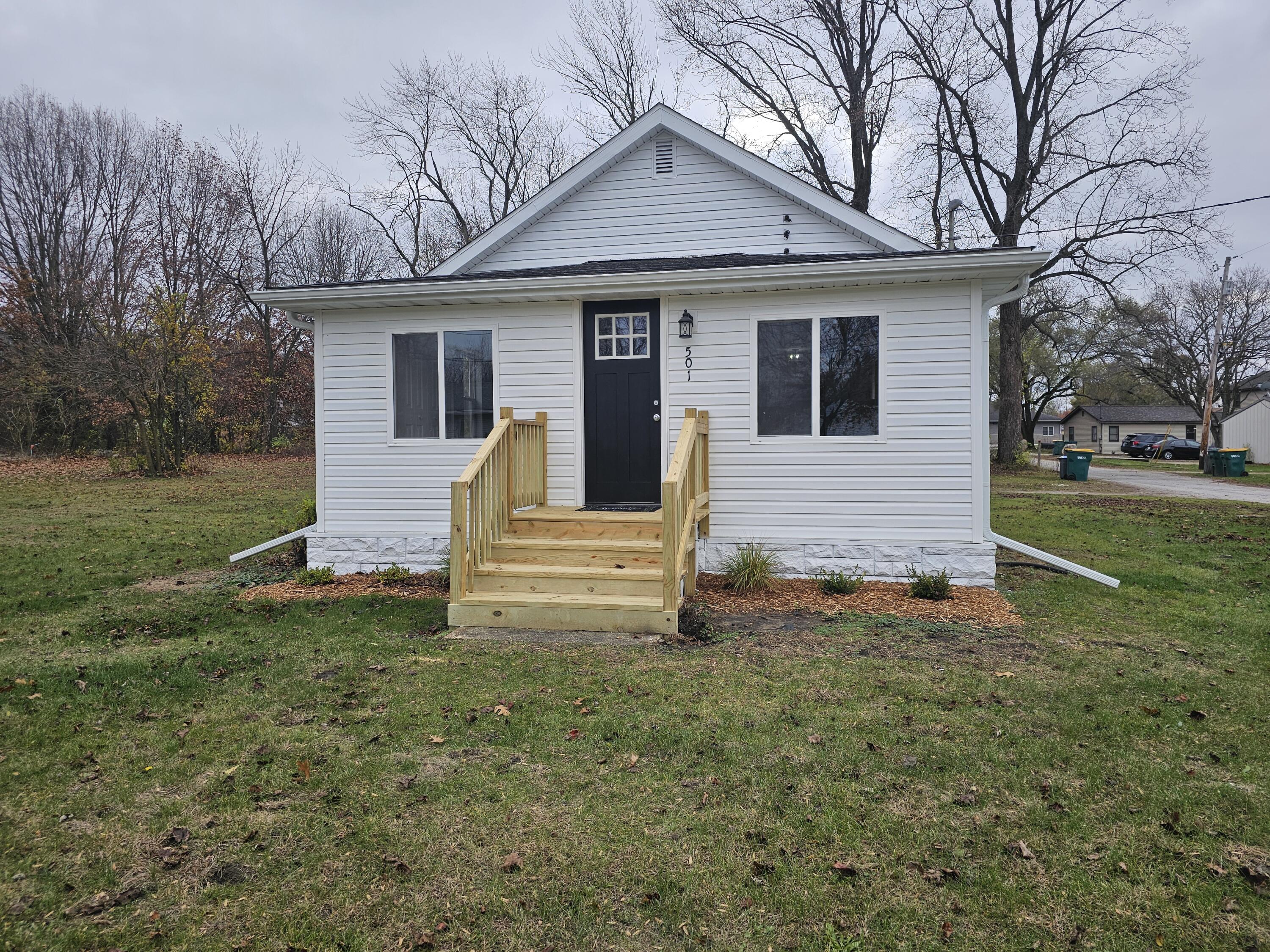 a view of a house with a yard