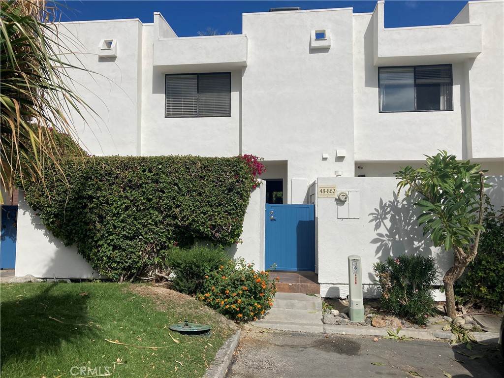 a view of a front of house with a yard