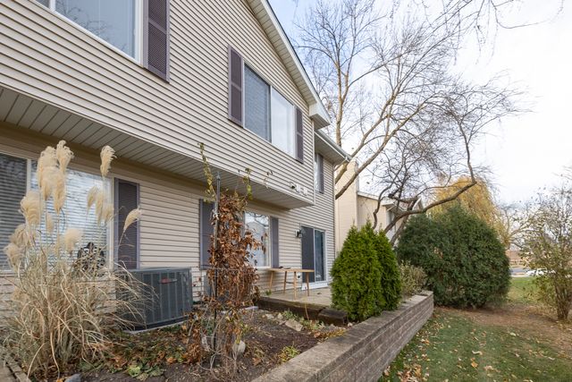 $2,350 | 445 Old Surrey Road | Hinsdale