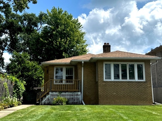 a view of front a house with a yard