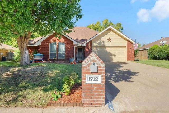 $329,900 | 1712 Bent Tree Drive | Lytle Area