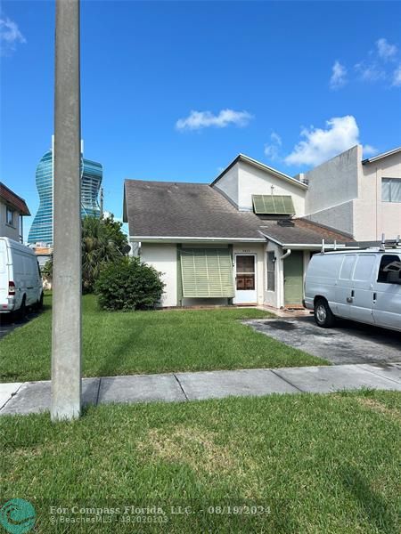 a view of a yard in front of a house