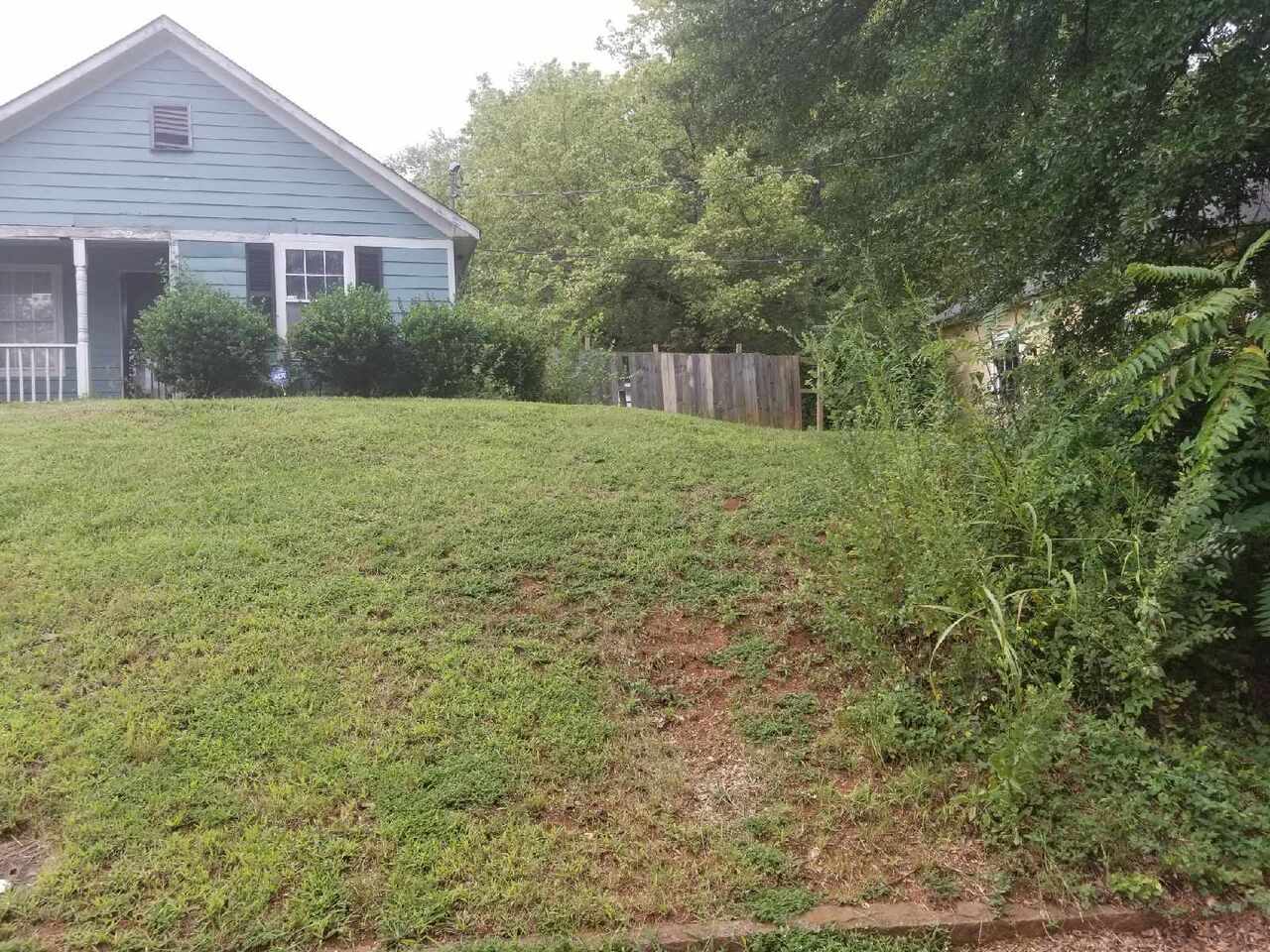 a view of a house with backyard