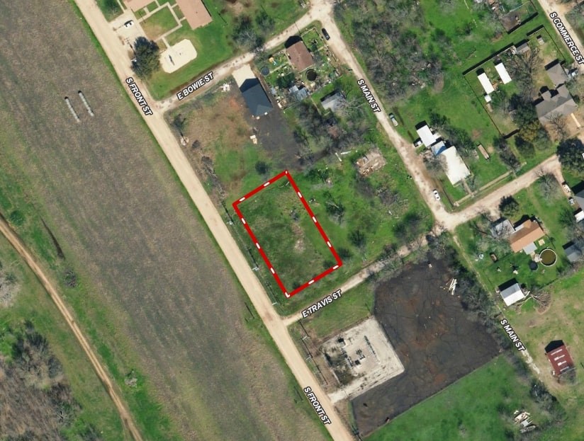 an aerial view of a yard