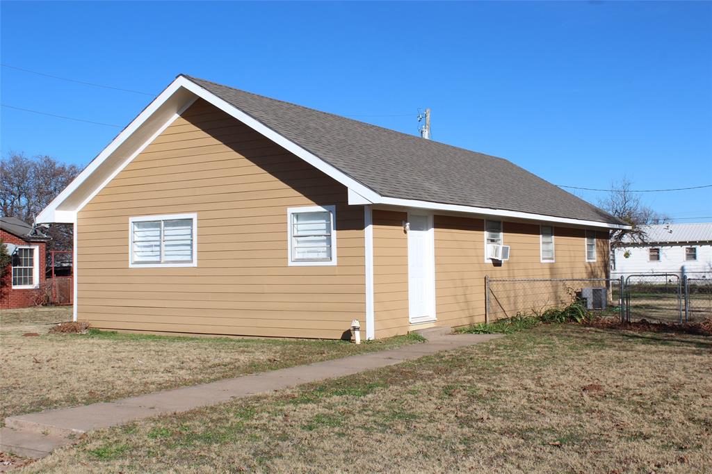 a view of a house with a backyard