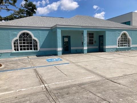 Commercial building, 2 separate units, separate entrances.