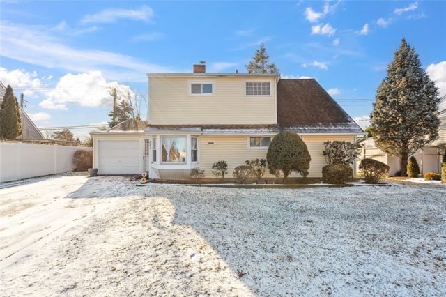 $749,000 | 206 Spindle Road | Hicksville