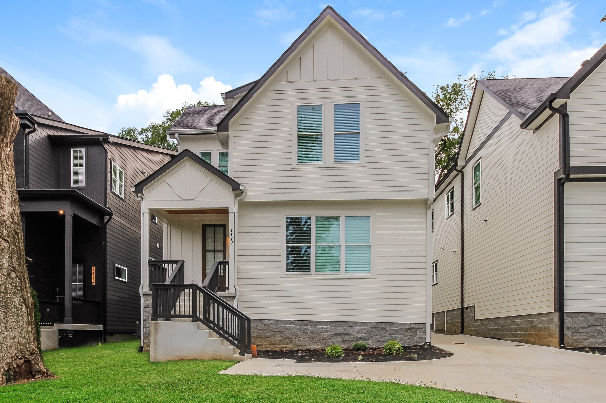 a view of front of a house with a yard