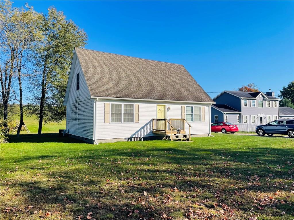 a view of a house with backyard