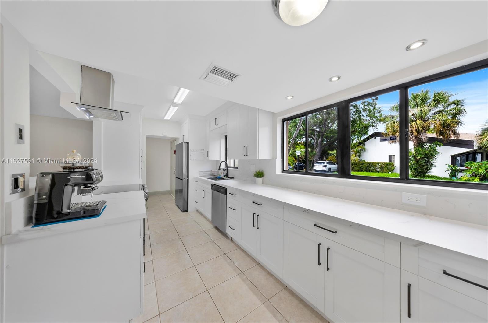 Kitchen to entrance door