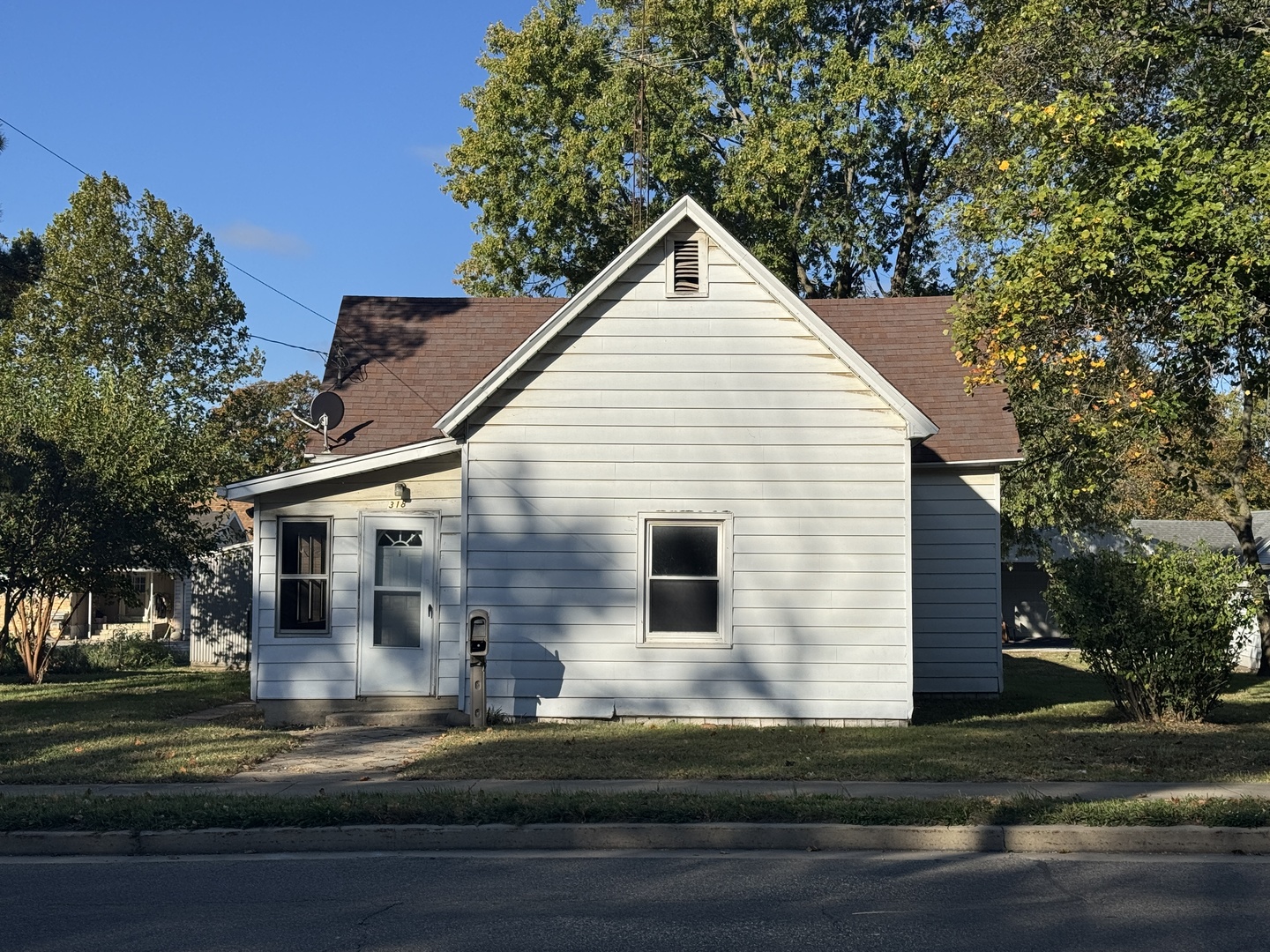 a view of a house with a yard