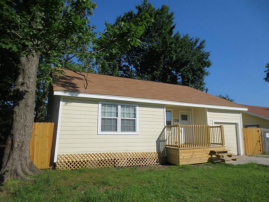 a view of a house with backyard