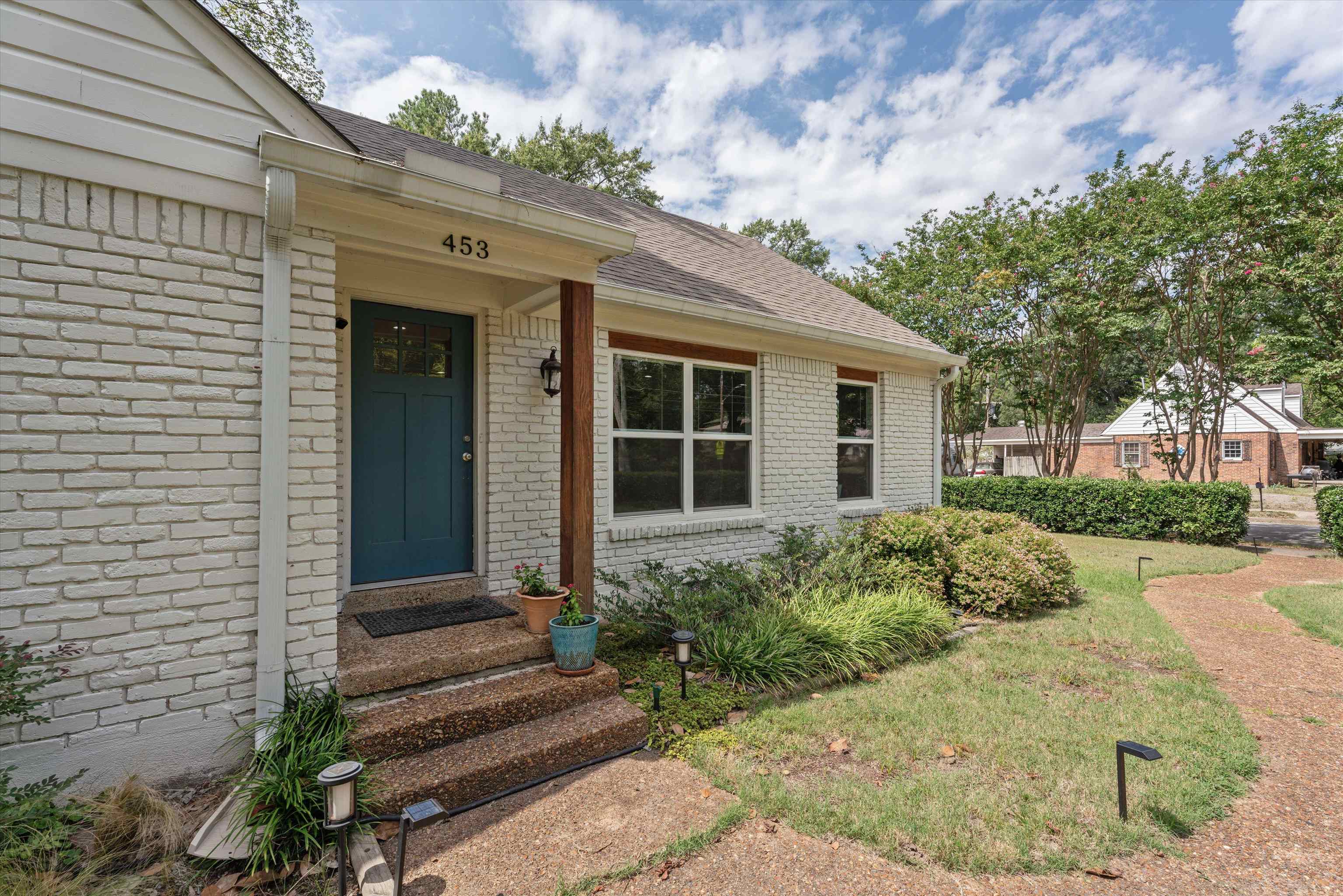 Doorway to property with a porch