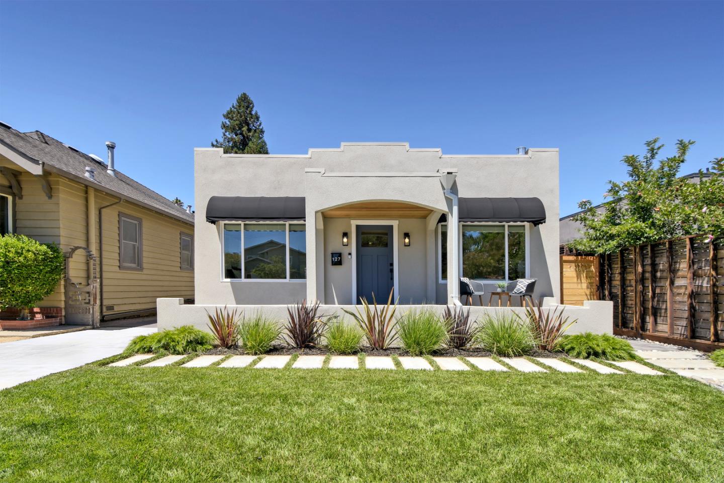 a view of a house with a yard