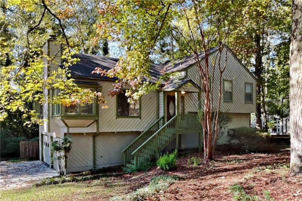 a view of a house with a yard