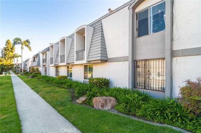 $320,000 | 5530 Ackerfield Avenue, Unit 303 | North Long Beach