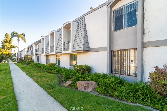 $320,000 | 5530 Ackerfield Avenue, Unit 303 | North Long Beach