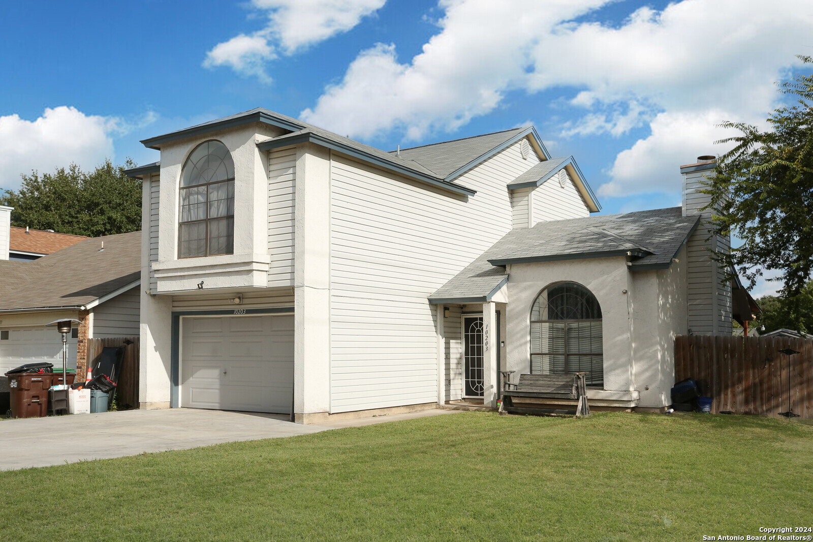 a view of a yard in front of house