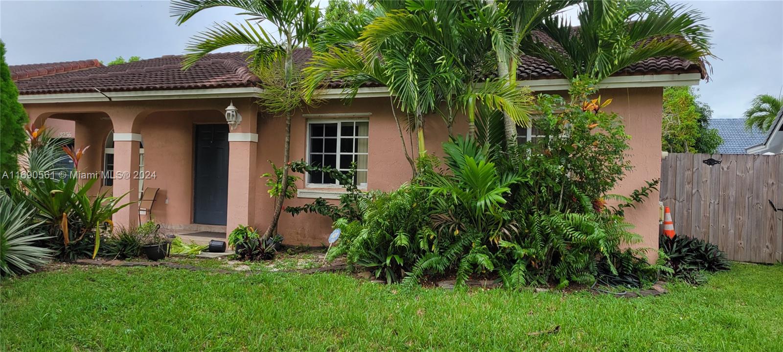 a view of a house with a yard and plants