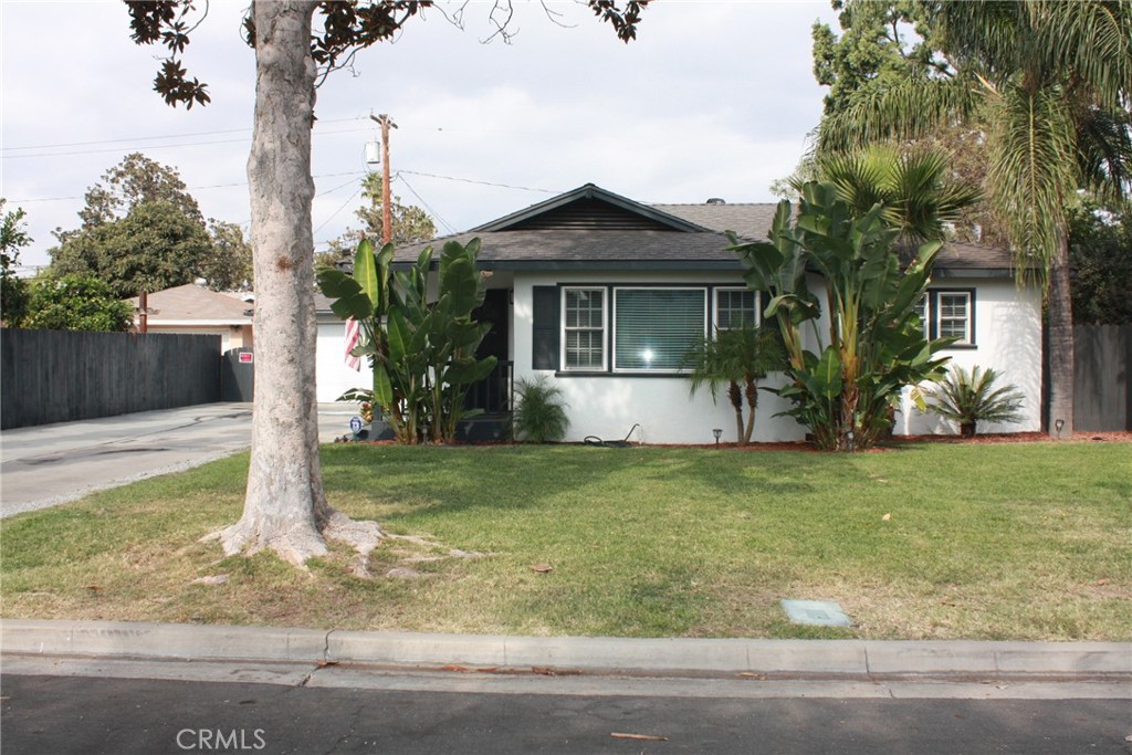 a front view of house with yard