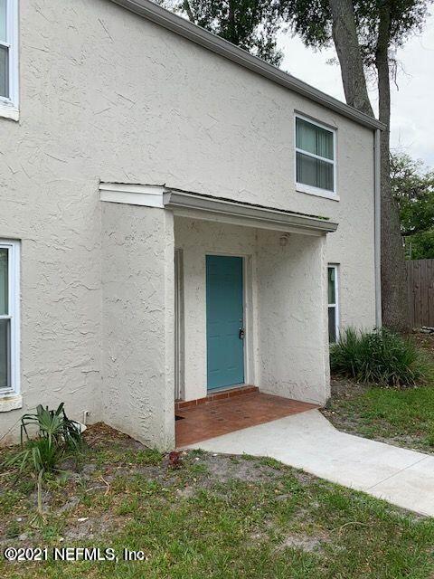 a view of an entrance of the house