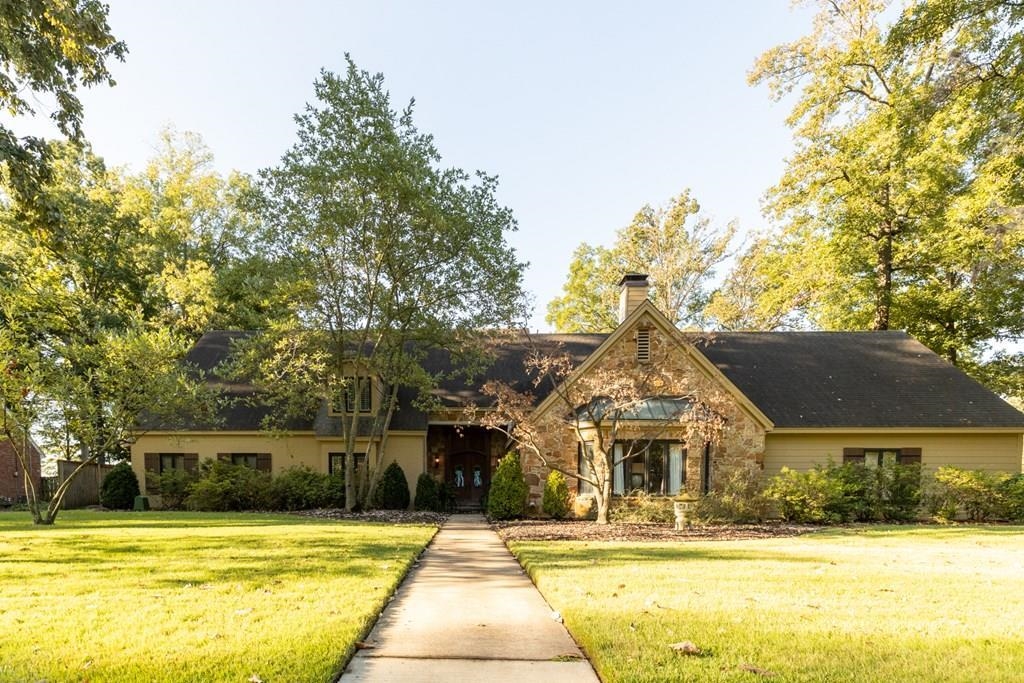 View of front facade with a front lawn