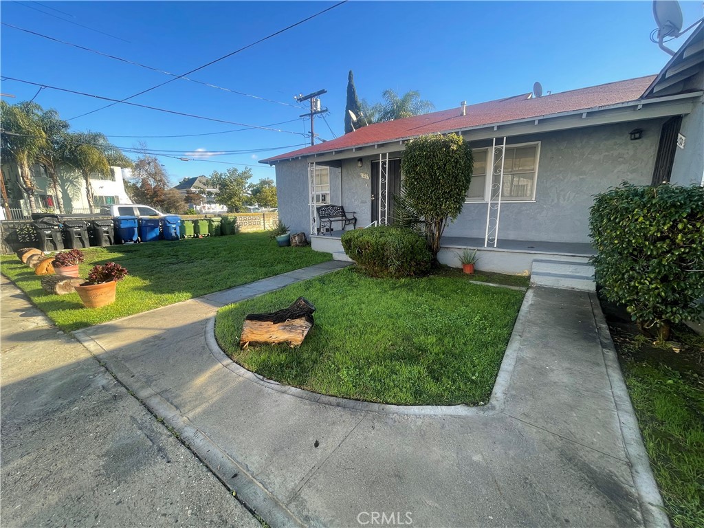 a view of a house with back yard