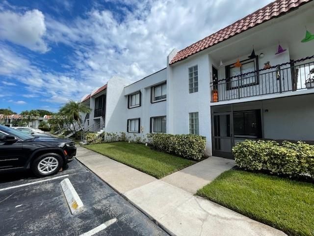 $335,000 | 290 Racquet Club Road, Unit 106 | Bonaventure