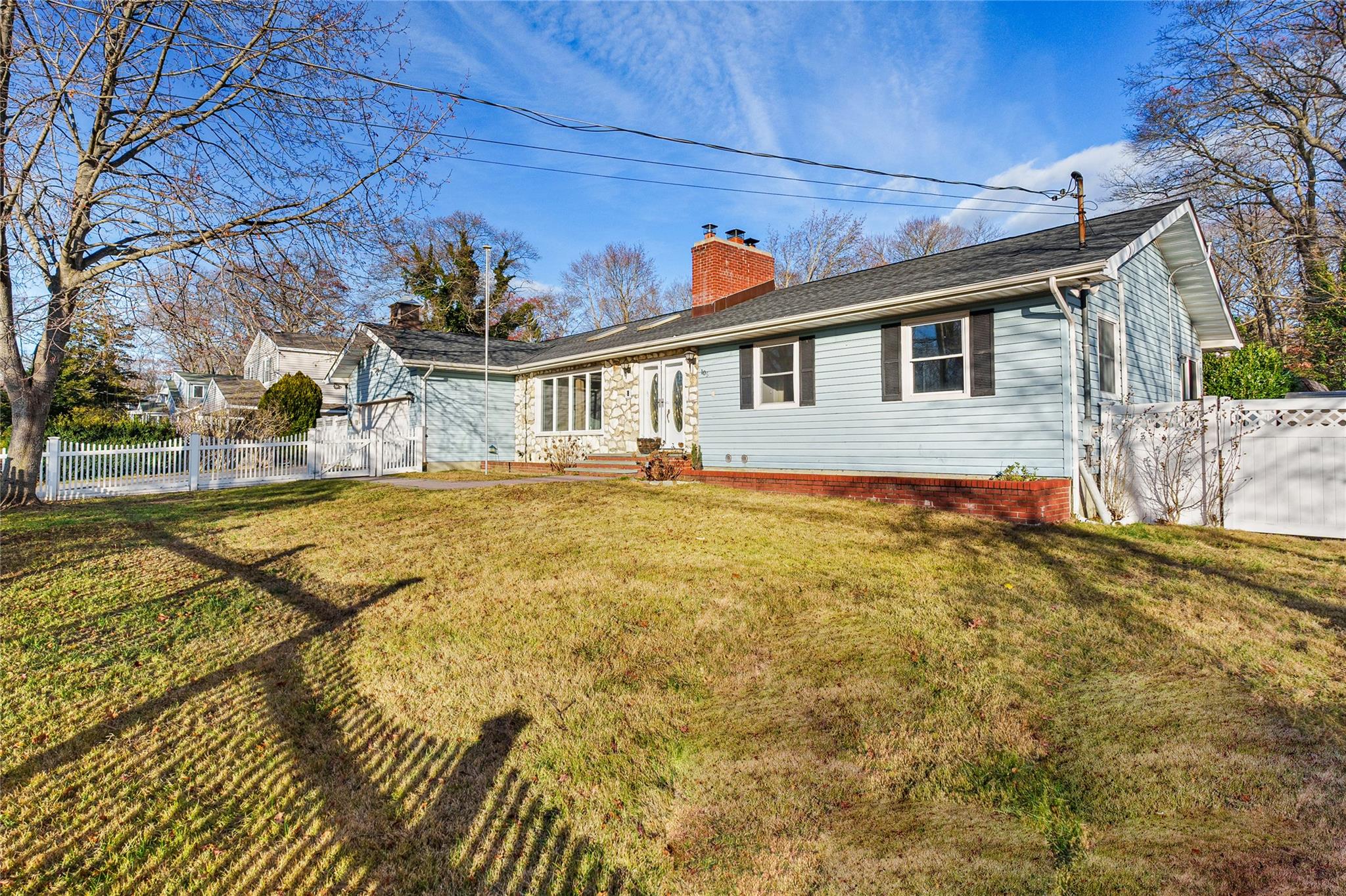 View of front of house featuring a front yard