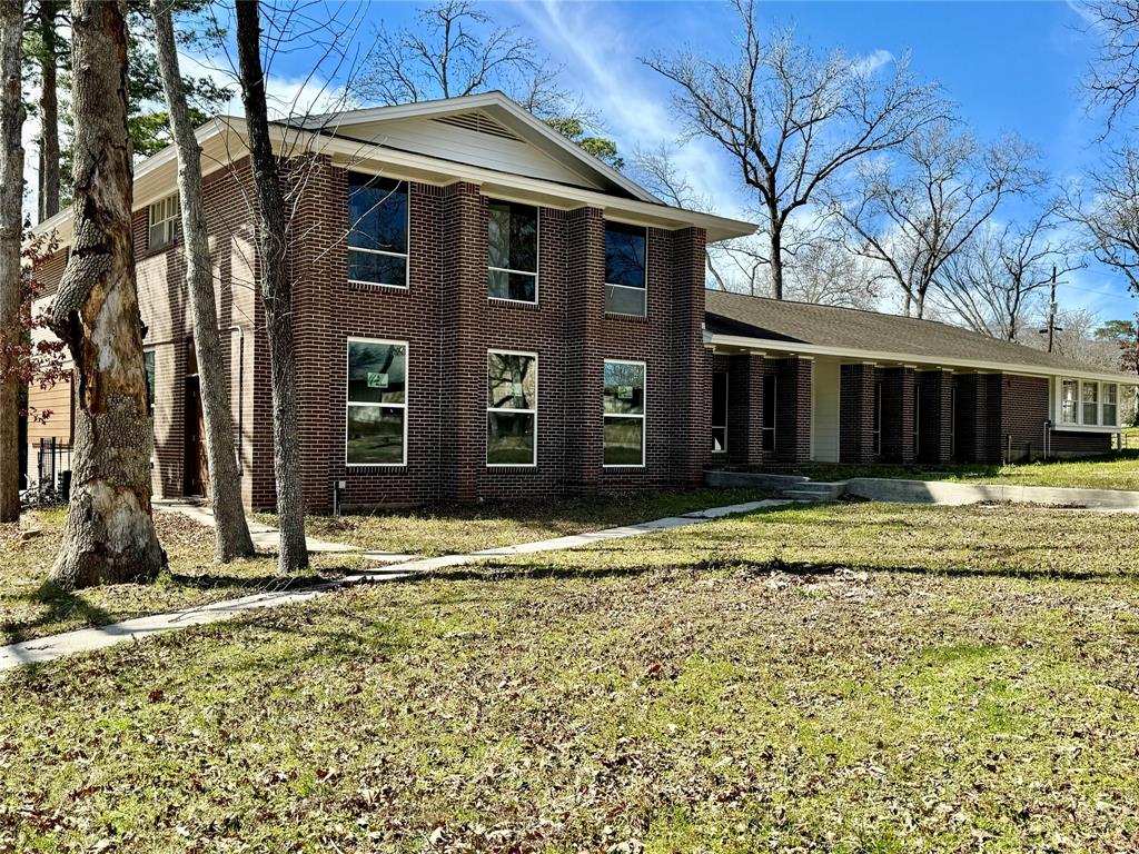 a view of a house with a yard