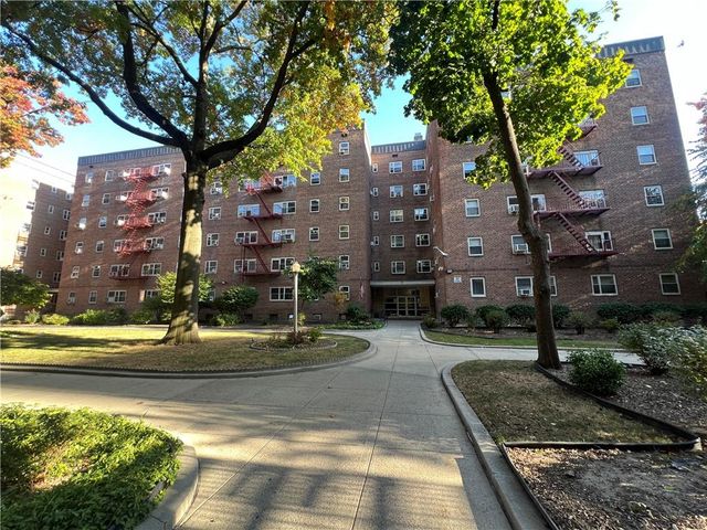 $430,000 | 44-69 Kissena Boulevard, Unit 4M | Flushing