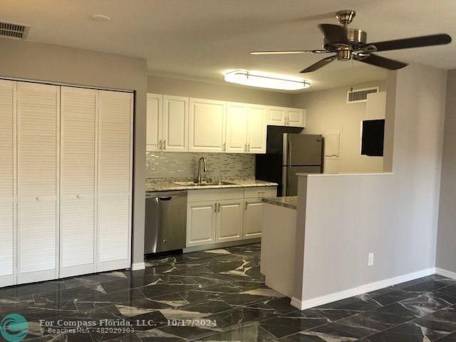 $1,700 | 633 Executive Center Drive, Unit L203 | West Palm Beach