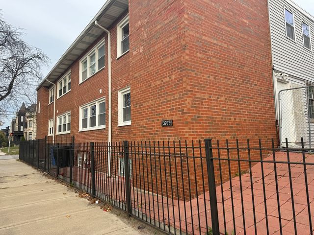 $2,000 | 3707 South Michigan Avenue, Unit 2 | Bronzeville