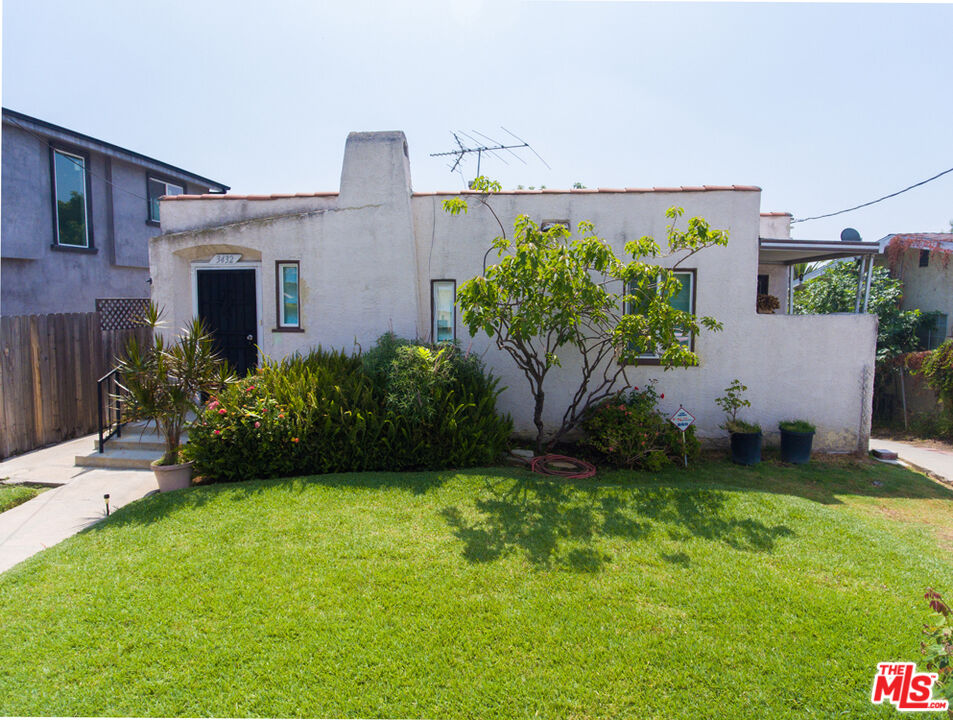 a view of a back yard