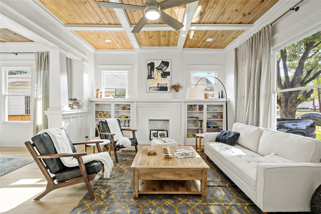 Living Room, high ceilings