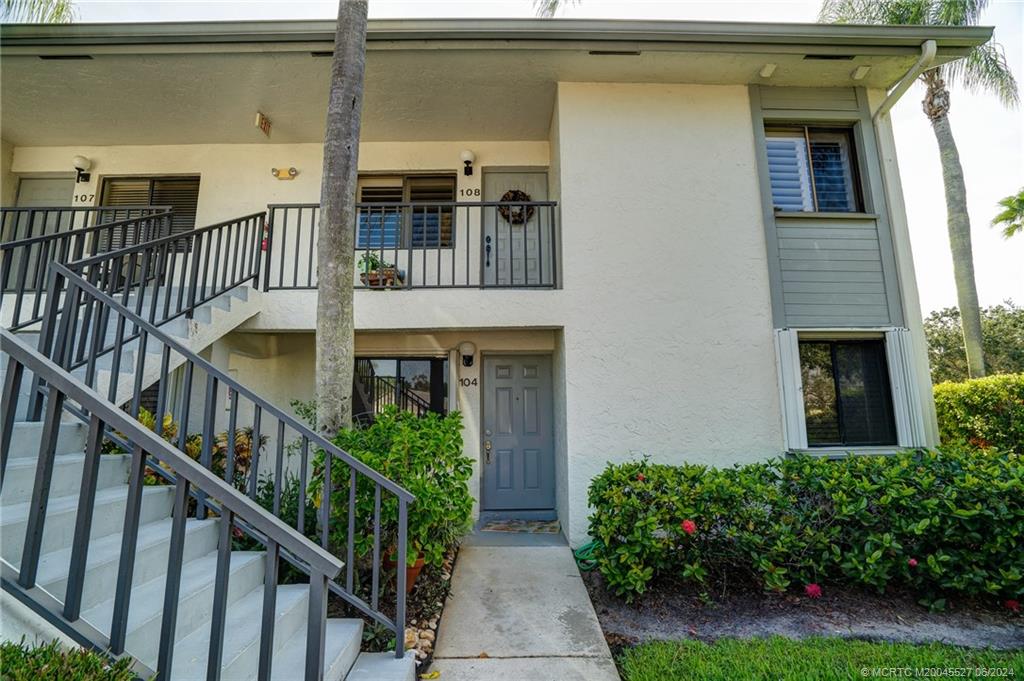 a view of entryway with a front door